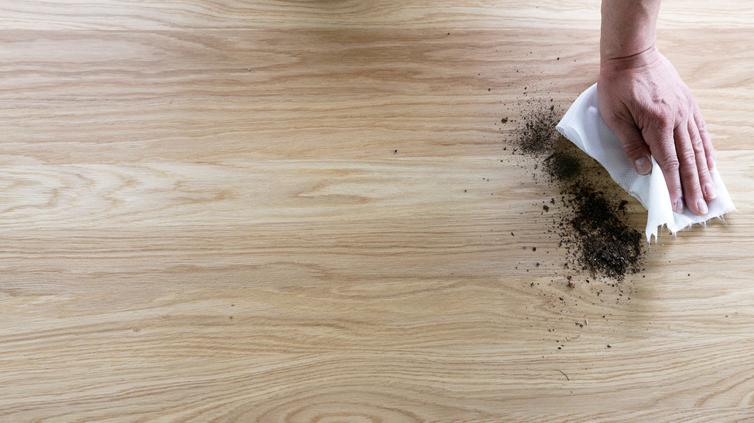 Czyszczenie stołu z drewna