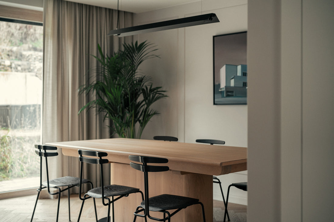 Drewniany stół na cokole