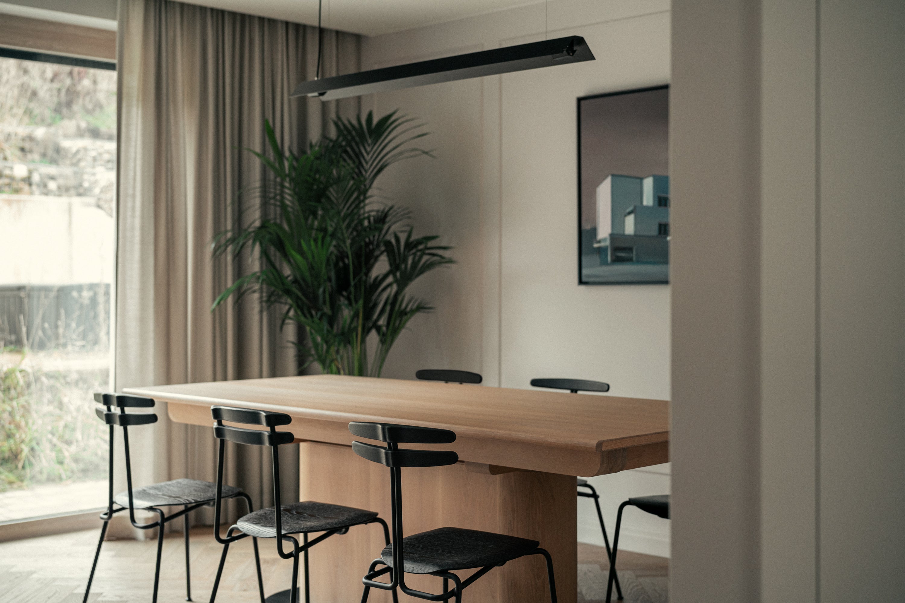 Drewniany stół na cokole