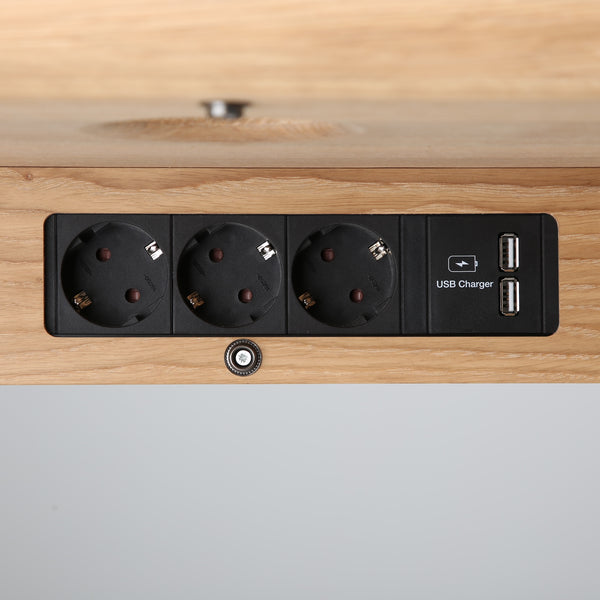 Zestaw zasilający (zasilanie 3 x 230V, 1x USB-A, 1x USB-C, siatka na kable, przepust kablowy)