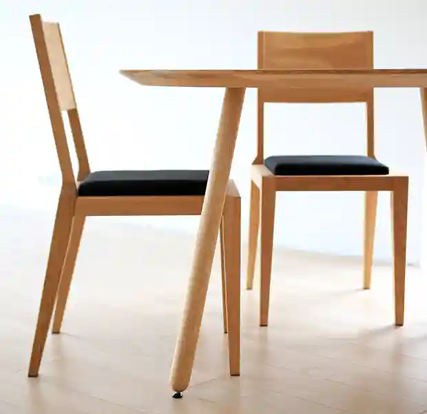 Krzesło drewniane dębowe MILONI AVANGARDE z czarną tapicerką, Kolor: 03: Natural, Wymiary: Dł: 45 x Sz: 44 x Wys: 45 cm, polskie krzesła z drewna oraz okrągły stół OX w kolorze Natural